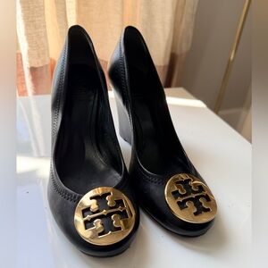 Tory Burch Black Pumps with Gold Logo